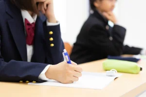 勉強をする学生