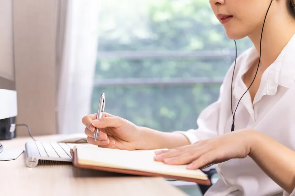 勉強をする女性