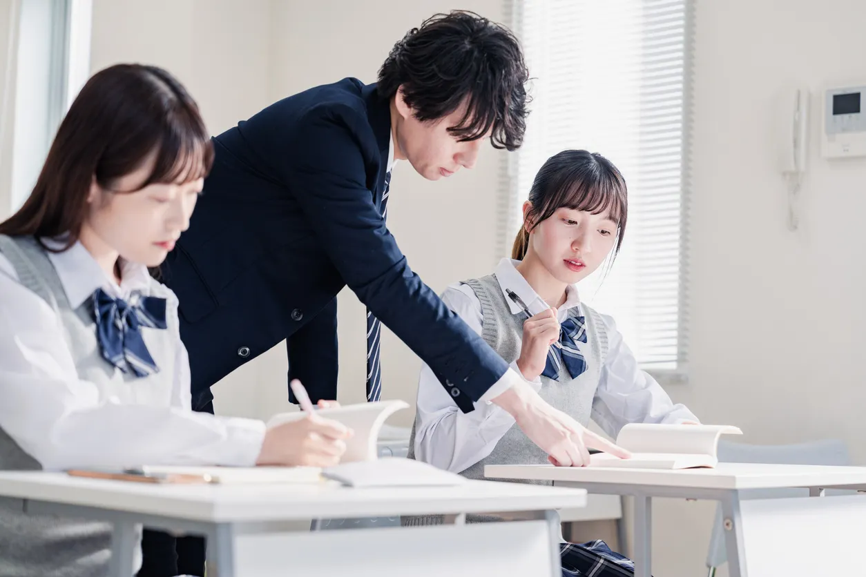 塾で勉強する学生