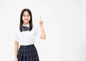 指を立てる女子学生