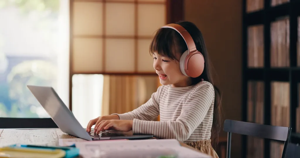 パソコンを使う少女