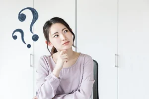 考える女性